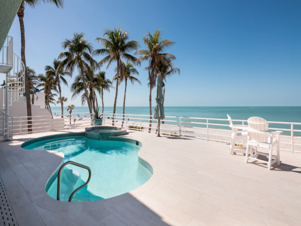 Luxury Beachfront Retreat on Bonita Beach - Unforgettable Family Getaway